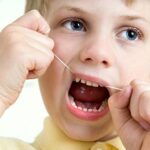 چرا نخ دندان کشیدن برای دندان های کودک مهم است؟