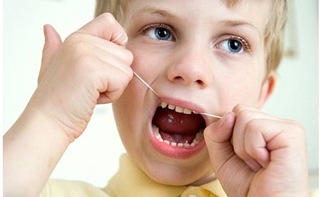 اهمیت نخ دندان برای کودک